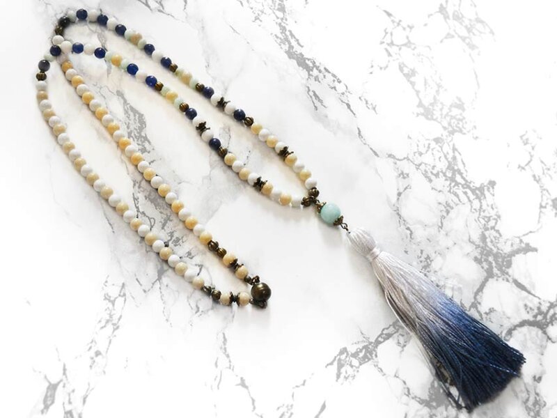Lange Perlenkette im Mala-Style mit Quaste