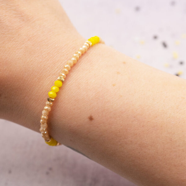Elastisches Armband aus Glasschliffperlen am Handgelenk