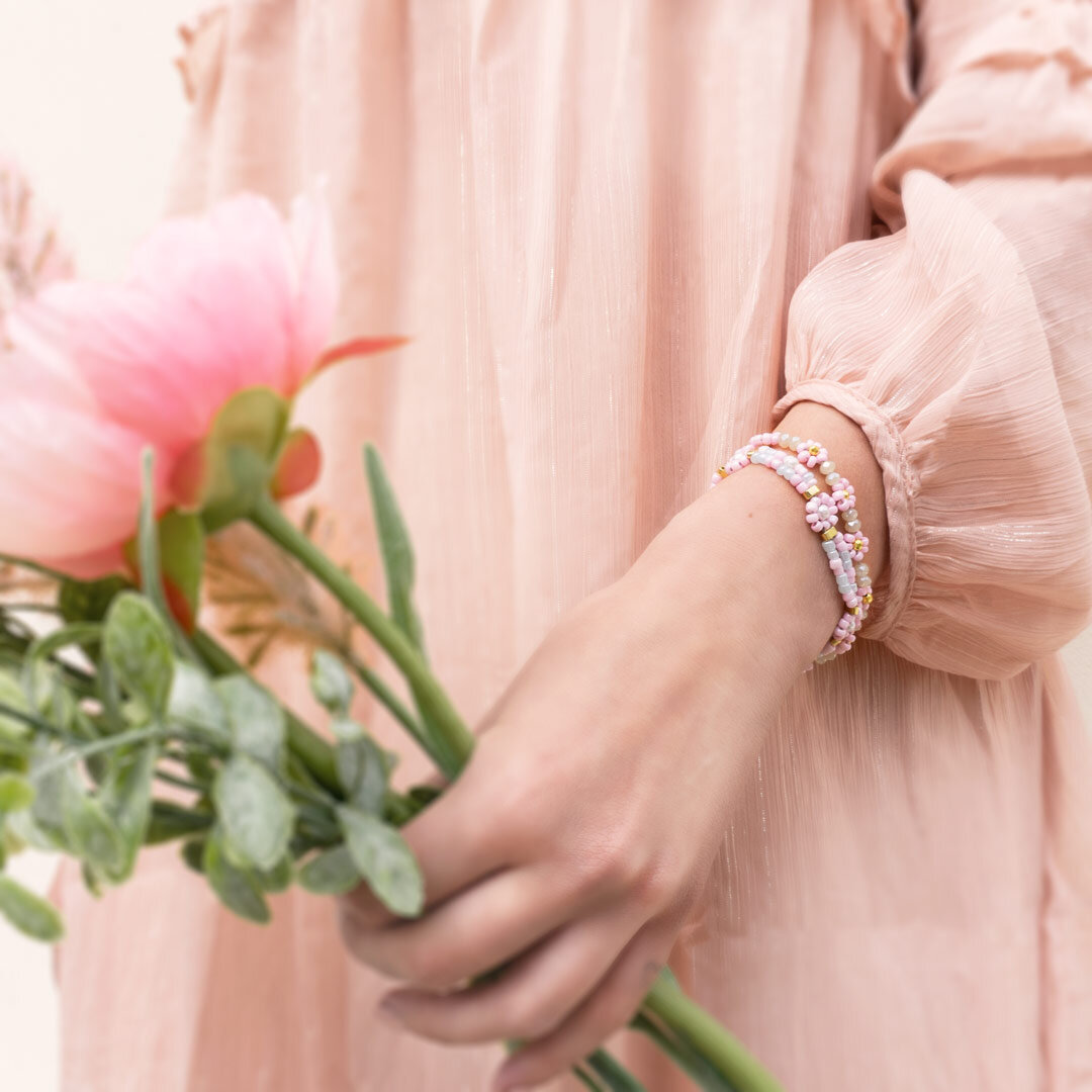 Perlenarmband mit Blumen