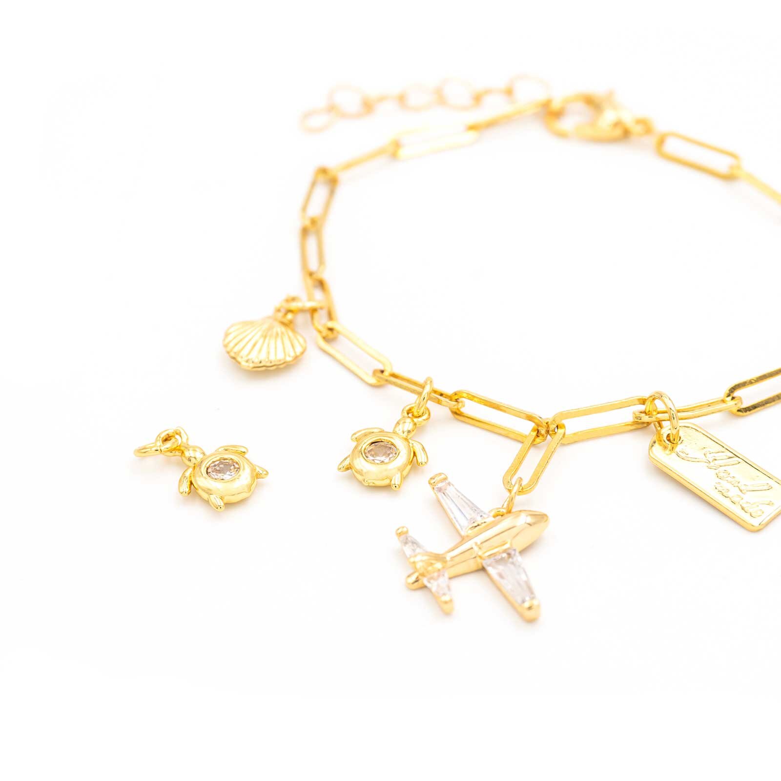 grobe goldfarbene Paperclipkette mit angebrachtem charms in goldfarben