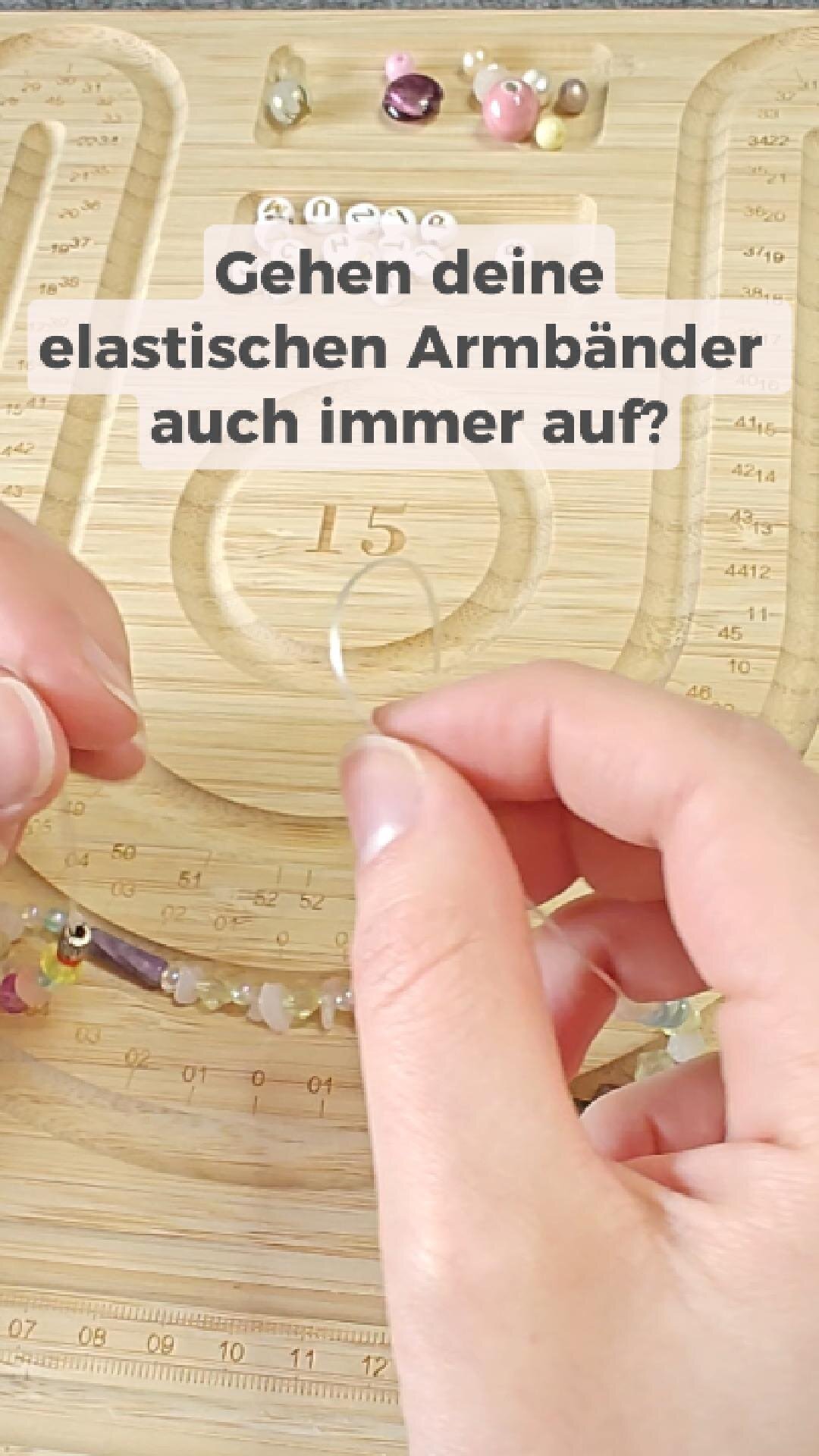 Elastikarmband verknoten