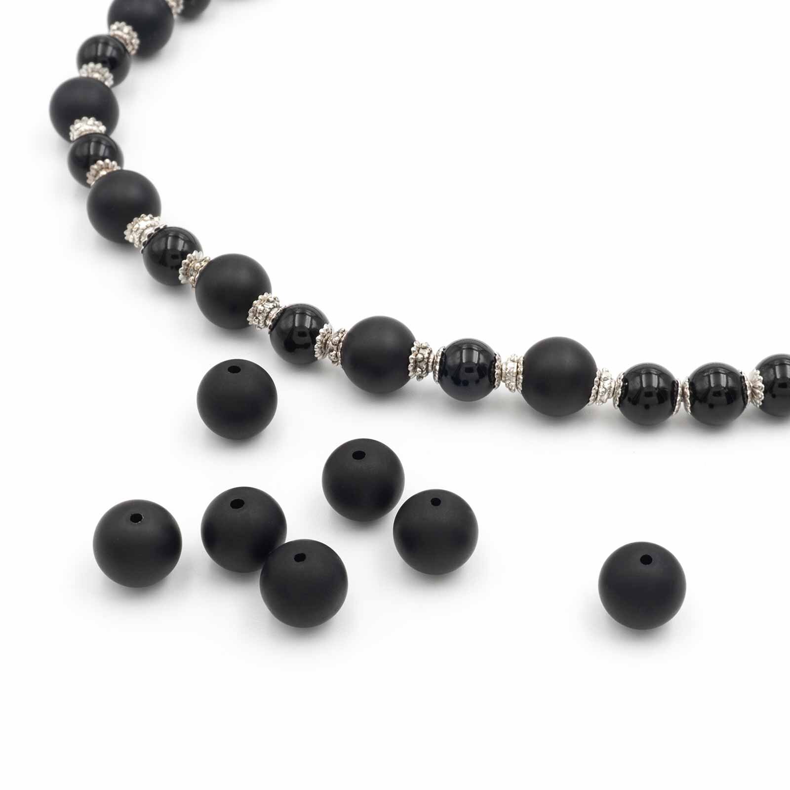 gefrostete Onyxperlen an einer Kette aus Onyx
