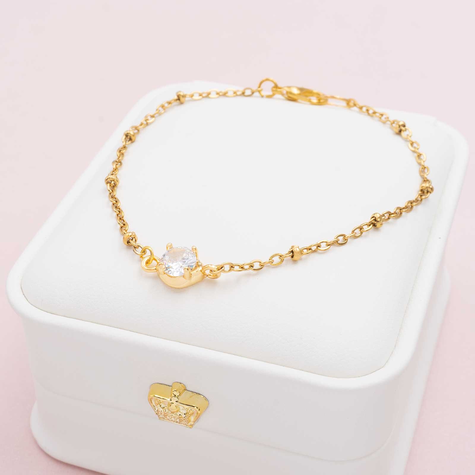 Armband mit Zirkonia auf edler Schmuckschatulle