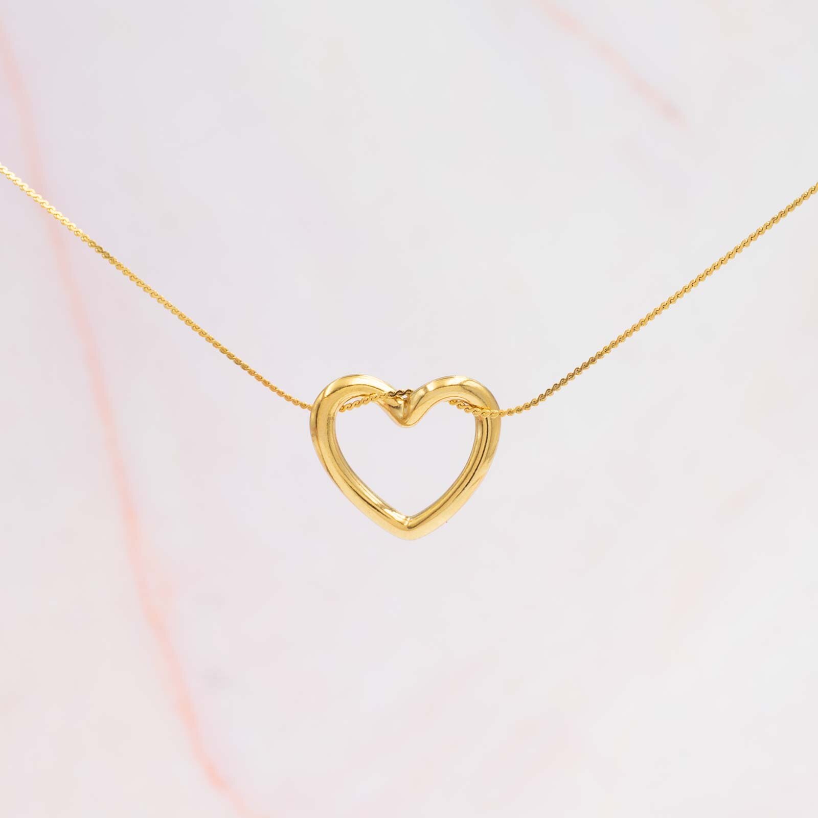 Kette mit Herzanhänger in Gold