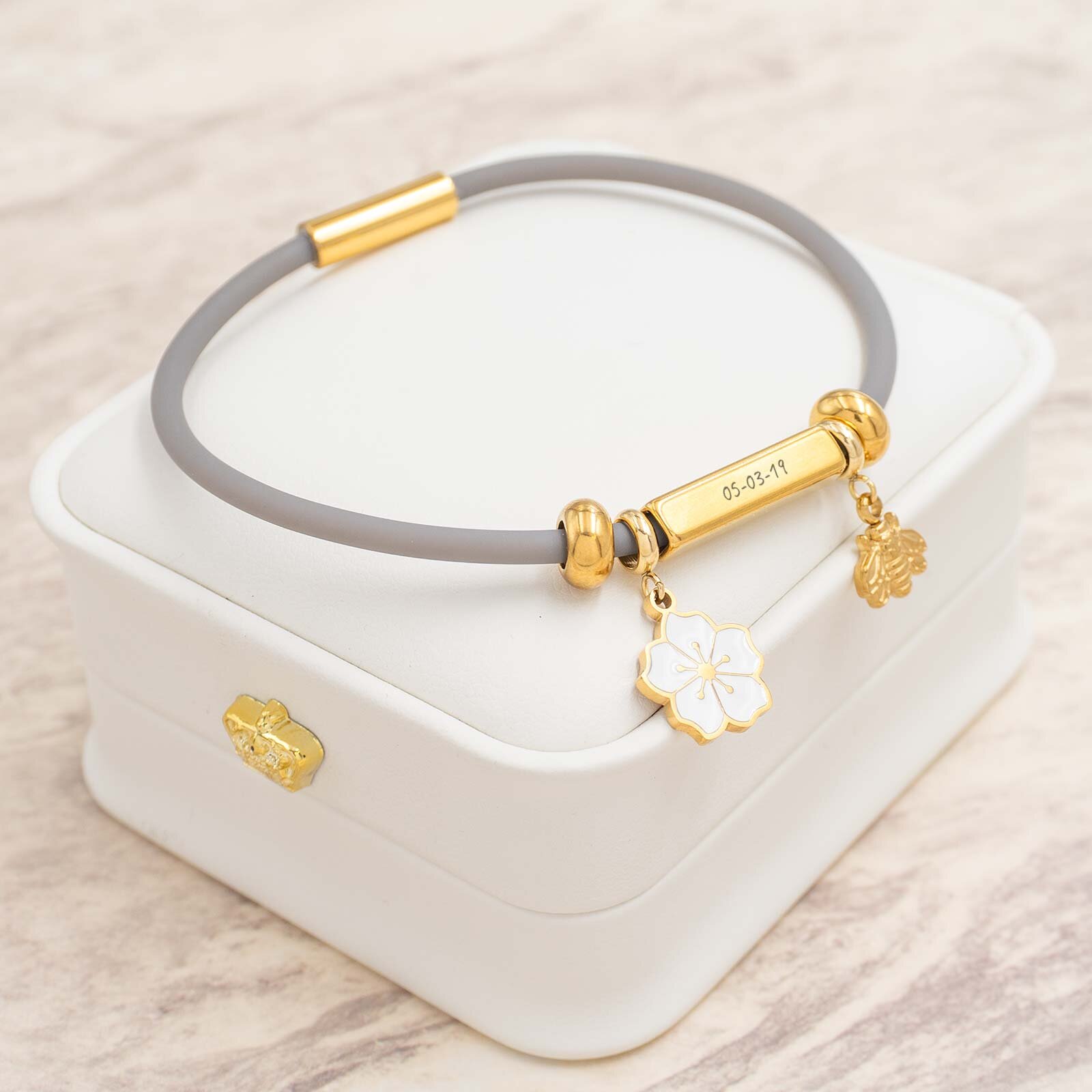 Armband im Pandora-Stil mit goldenen Charm Anhängern