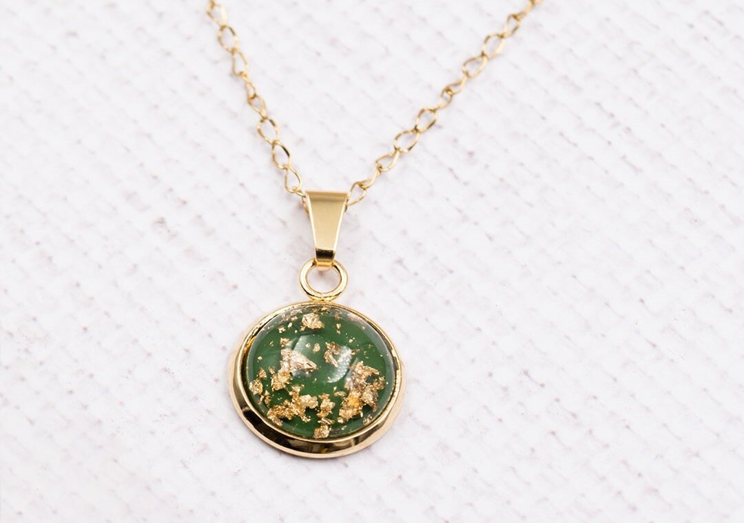 Kette mit weihnachtlichem Cabochon