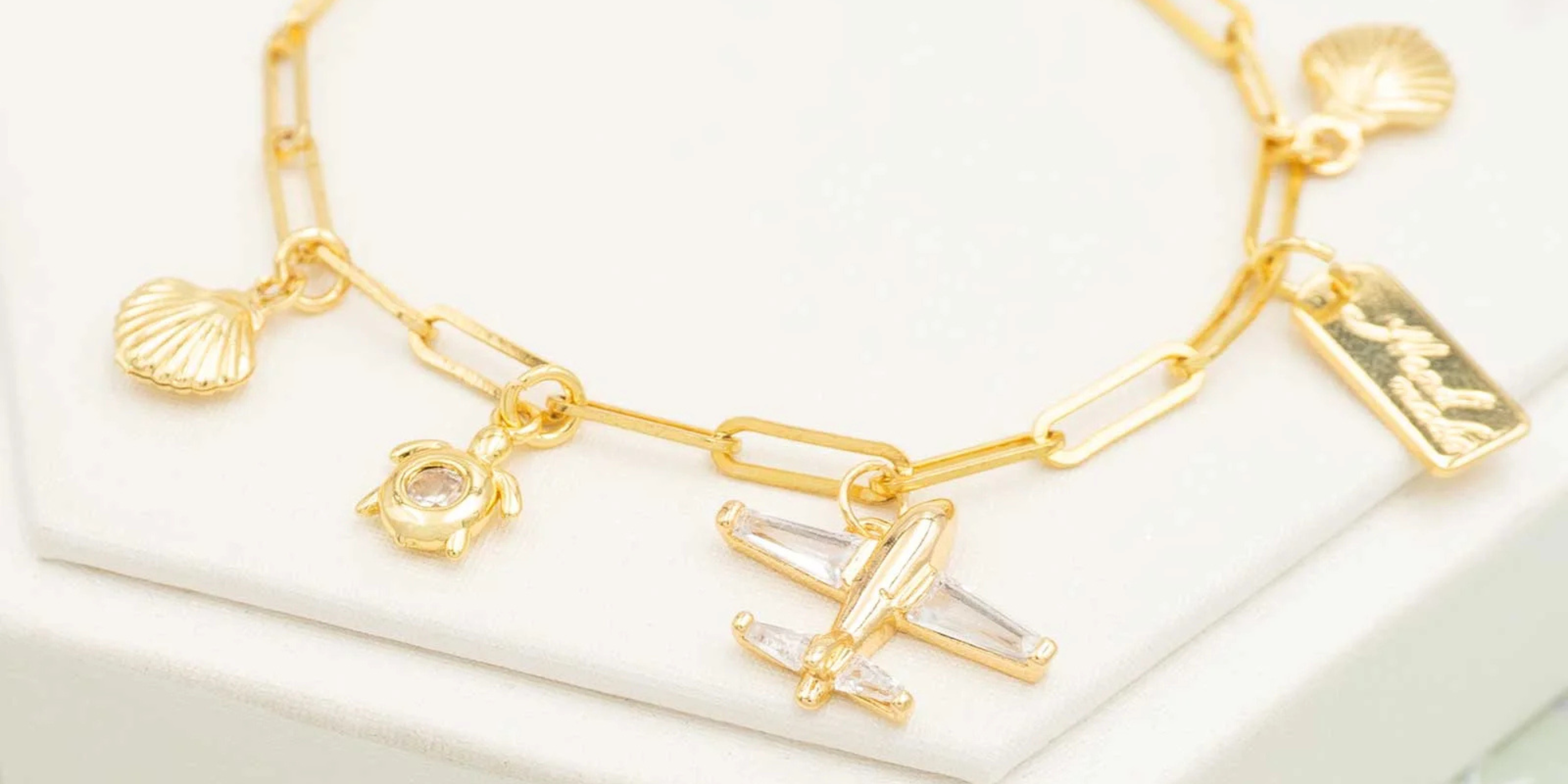 Minicharms befestigt an einem goldenem Armband mit großen Gliedern
