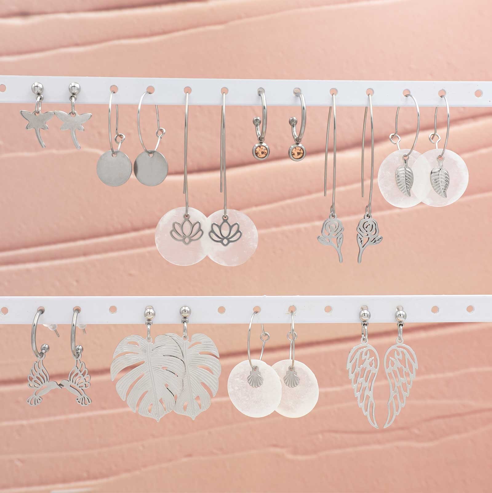 platinfarbener Ohrschmuck an einem weißem Display