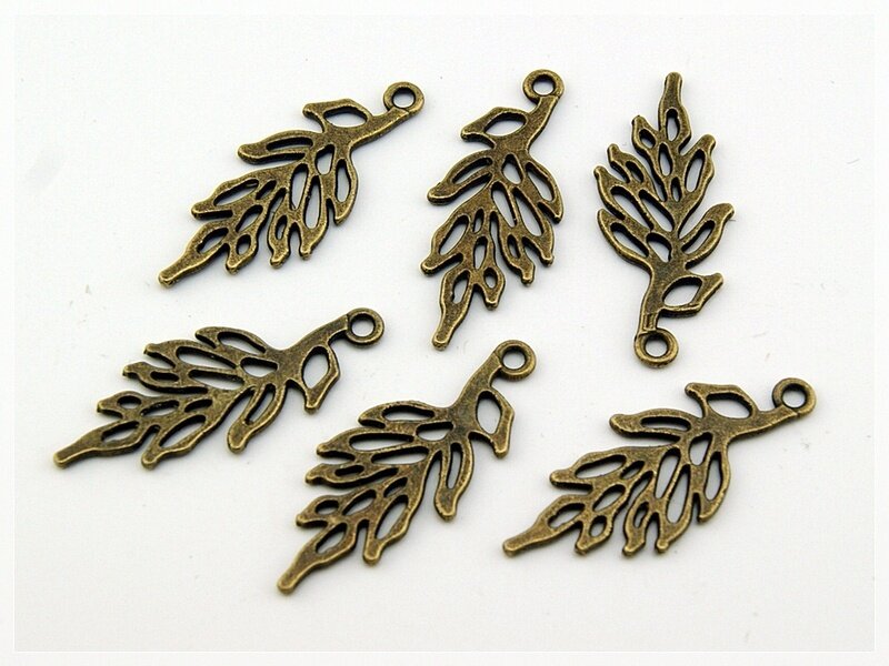 10 stilisierte Anhänger als Blatt in antik Bronze
