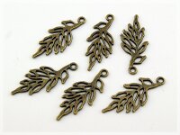 10 stilisierte Anhänger als Blatt in antik Bronze