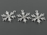 verzierte Schneeflocken als Anhänger in silberfarben...