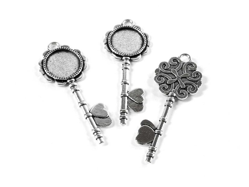 Fassung in Form eines Schlüssels für 14 mm Cabochons in antik silberfarben, 4 Stück