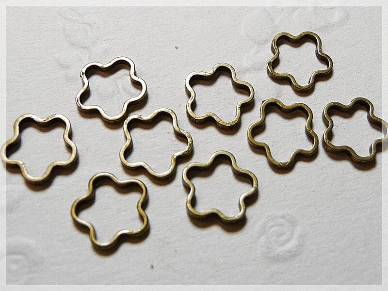 20 geschlossene Ringe in Blumenform in antik Bronze