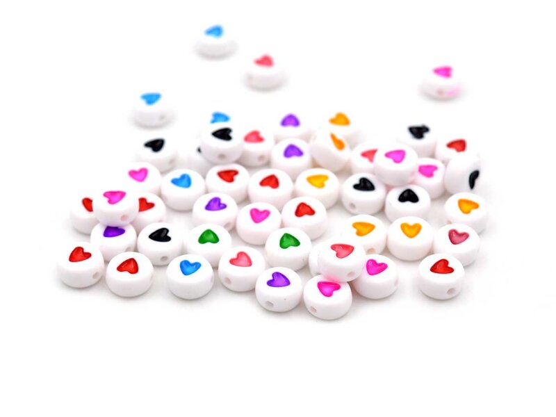 Acrylperlen mit bunten Herzchen in weiß 50 Stück