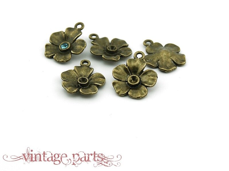 8 Blüten Anhänger in antik Bronze