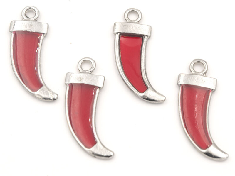 Säbelzahn als Anhänger in antik silberfarben mit roter Resinfüllung im 4er Set
