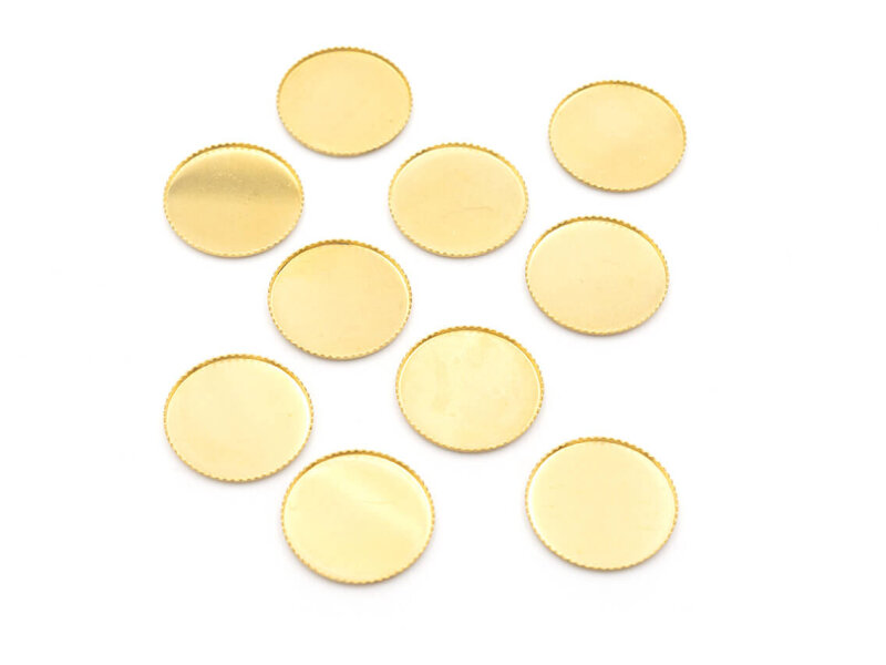 10 schlichte Fassungen mit ziselierten Rand in antik goldfarben für 18 mm Cabochons