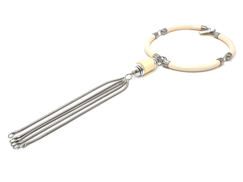 fertige Kette mit gebogenen Elementen in creme und abstraktem Anhänger 40cm