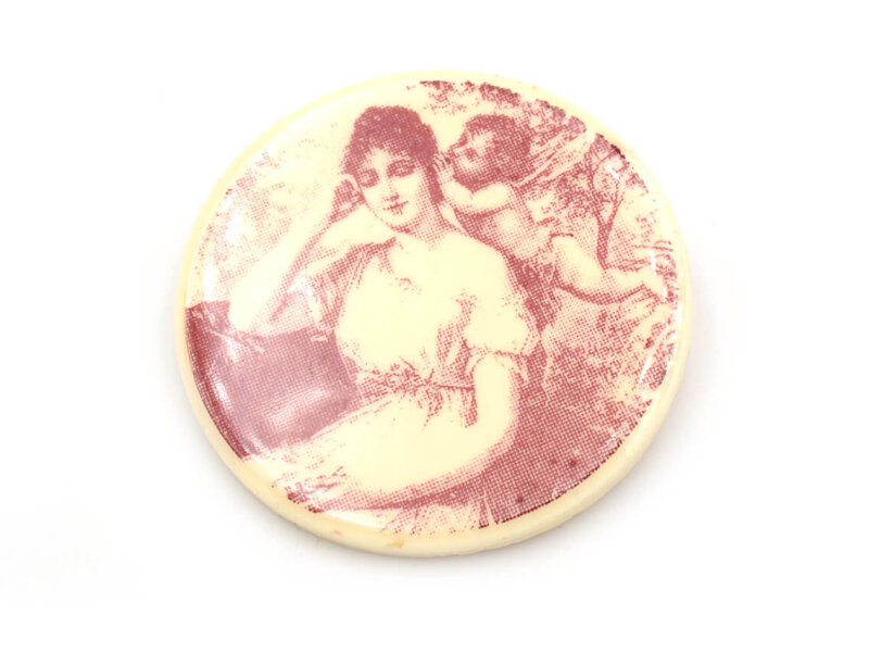 Brosche in cremeweiß mit Engelmotiv in rot 1 Stück