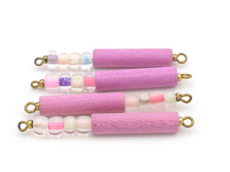 Verbinder mit einer länglichen Perle aus Holz in rosa und bunten Rocailles Perlen 4 Stück