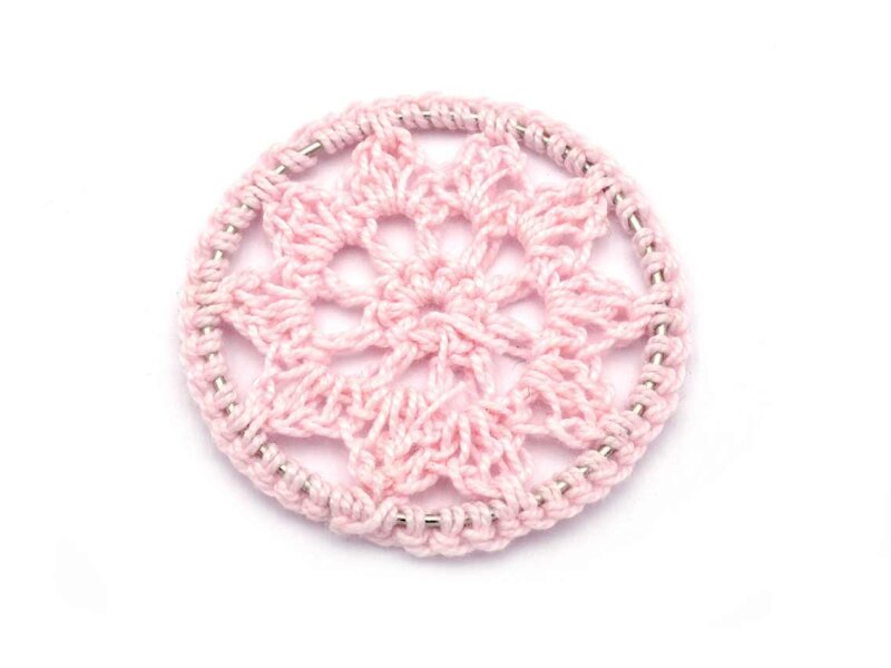 ein filigraner Traumfänger aus Stoff in rosa 46 mm