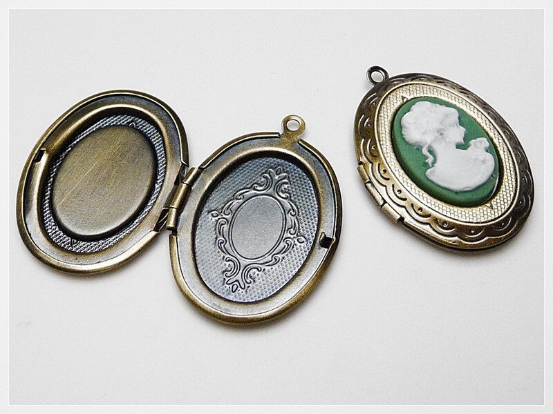 1  Medaillon in Vintage bronze für 18 x 13 mm Cabochons