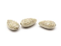 Acrylperlen als Tropfen in beige mit goldener Verzierung...