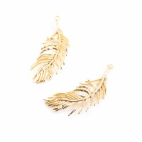 filigraner Anhänger Feder aus Messing 18k Gold...