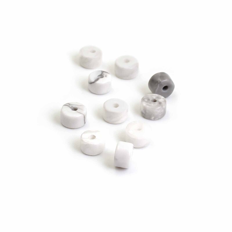 flache Heishi Perlen aus Howlith in weiß 4mm 10 Stück