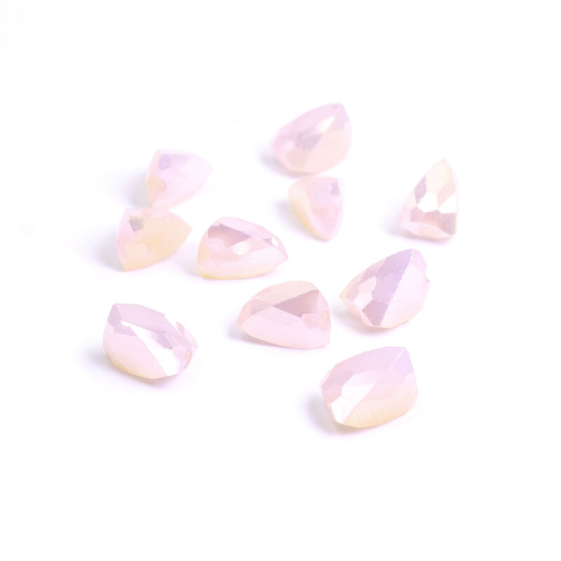 facettierte Perlen als Dreieck in antik weiß 8x6mm 10 Stück