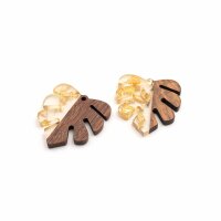 Anhänger aus Holz und Resin als Monstera Blatt in...