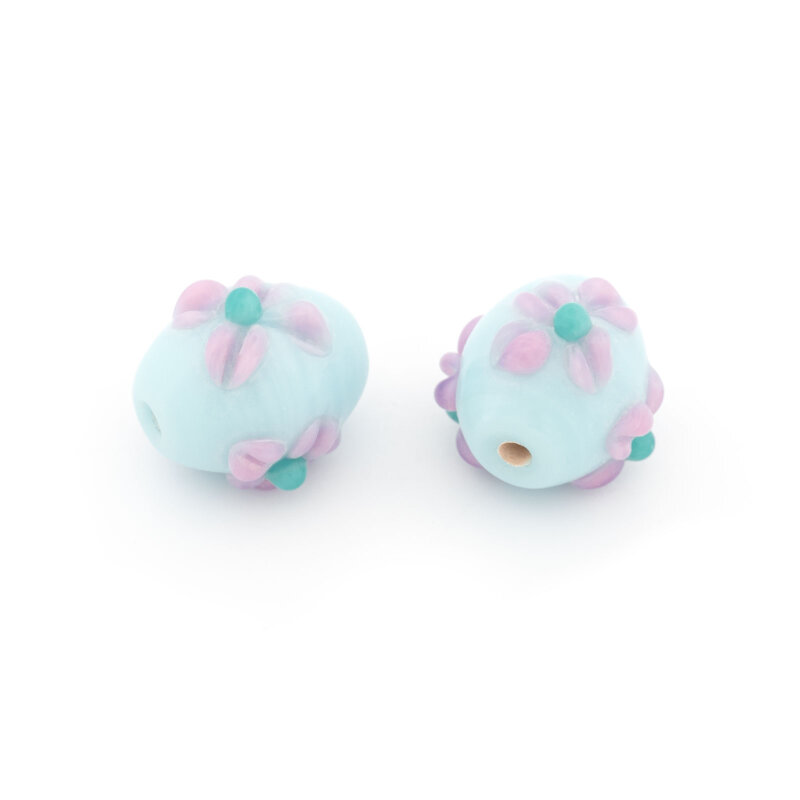 handgemachte Lampwork-Perlen 17 mm in Hellblau mit fliederfarbenen Blüten 2 Stück