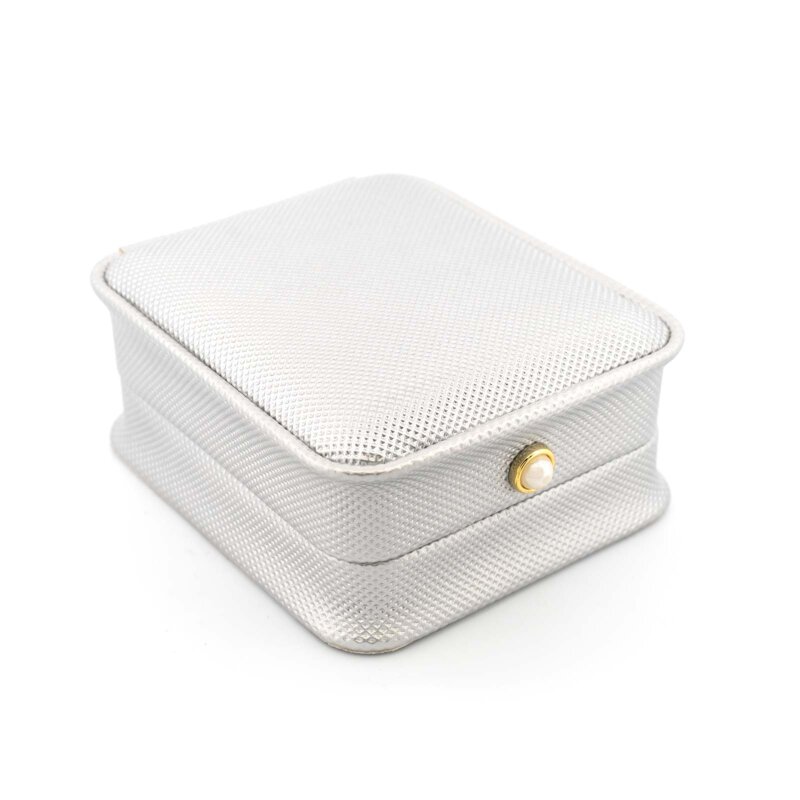 Schmuckbox aus Kunstleder in Silberfarben 8,5 x 7,5 x 4 cm
