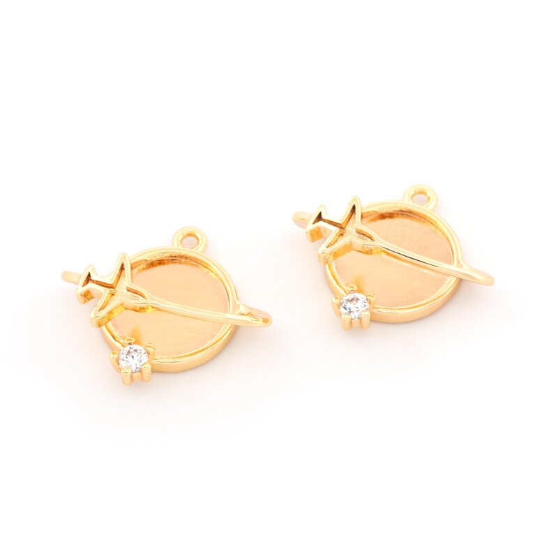 Fassung als Planet aus Messing mit 18k Goldbeschichtung und Zirkonia für 8 mm Cabochons 2 Stück