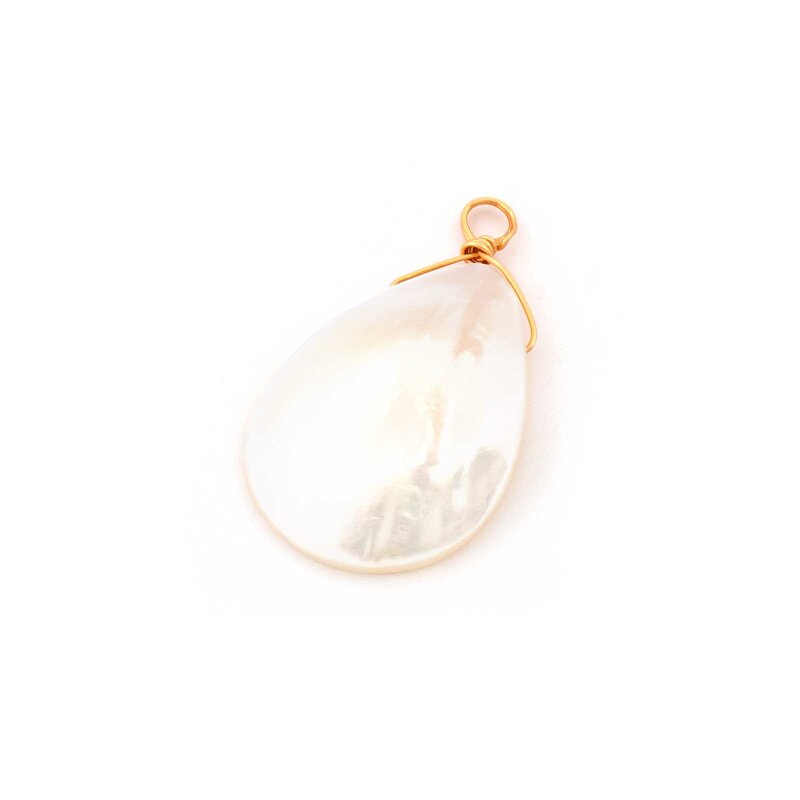 Anhänger aus Trochusmuschel 25 x 18 mm mit 18 K goldbeschichteter Aufhängung