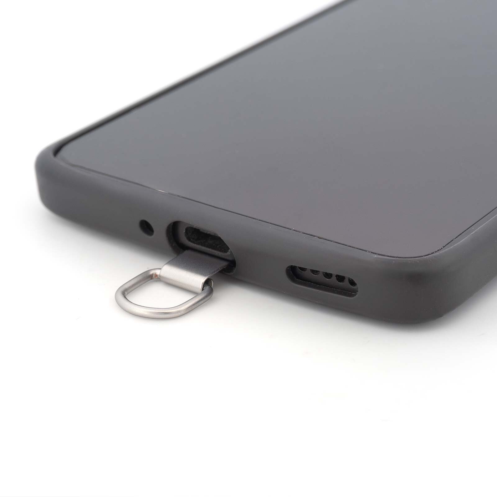 Handy mit eingelegtem Adapter, der Ring schaut an der Ladebuchse heraus