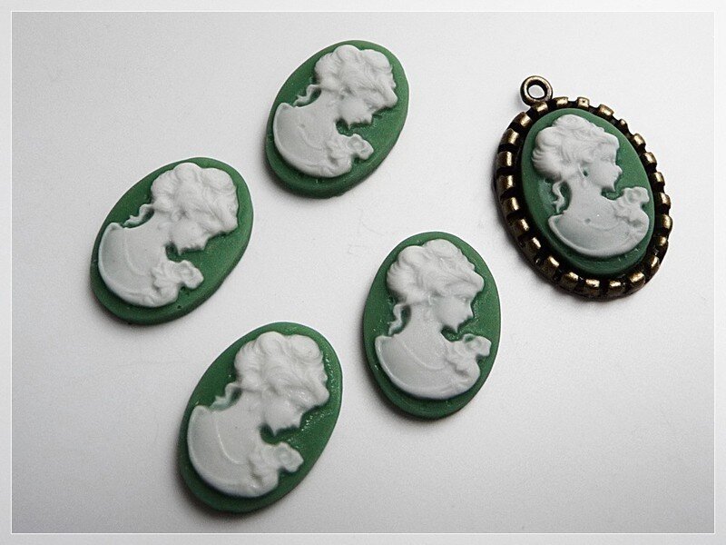 4 Cabochons/Kamee in grün, 18 x 13 mm