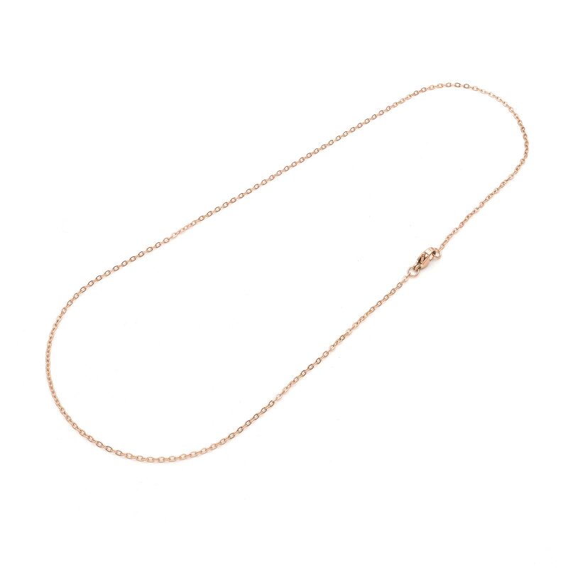 Feine roségoldfarbene Ankerkette aus Edelstahl, zu einem offenen Oval ausgelegt auf weißem Hintergrund, der Karabinerverschluss liegt rechts in der Mitte der Kette.