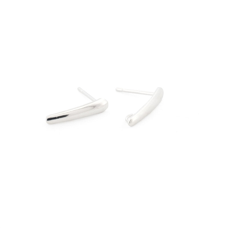 Zwei geschwungene Ohrstecker aus 304 Edelstahl in silberfarbenem Ton, freigestellt auf weißem Untergrund fotografiert. Der schlanke Stab läuft spitz zu, bei einem Stecker ist die kleine Anhänge-Öse am unteren Ende sichtbar.