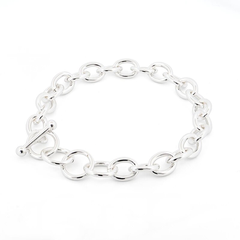 Silberfarbenes Gliederarmband aus 304 Edelstahl, im Kreis gelegt auf weißem Hintergrund, mit glänzenden ovalen Gliedern und dem geöffneten Knebelverschluss aus Steg und zwei Kugelenden links im Bild.