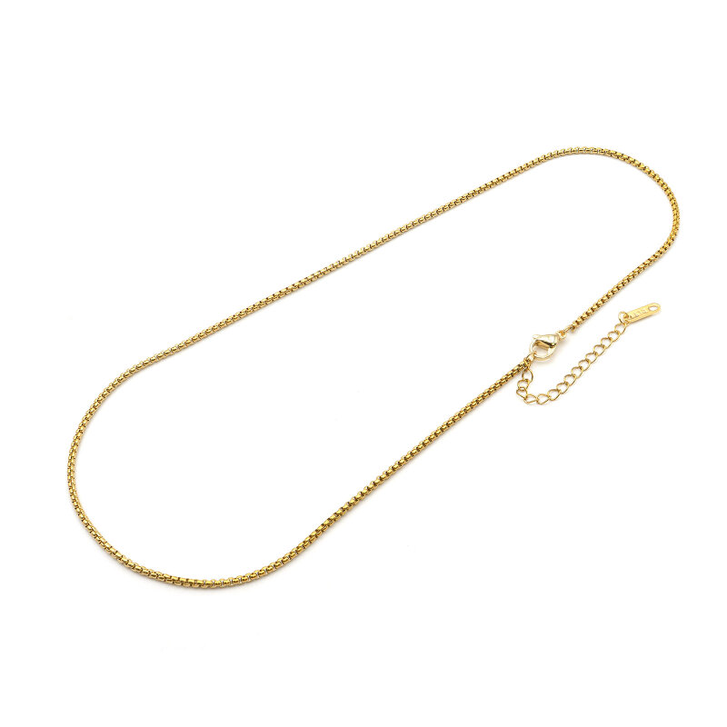Komplette goldfarbene Venezianerkette, flach auf weißem Grund zu einer langen Schlaufe gelegt. Rechts liegen der Karabinerverschluss, die feingliedrige Verlängerungskette und das angehängte Endplättchen.