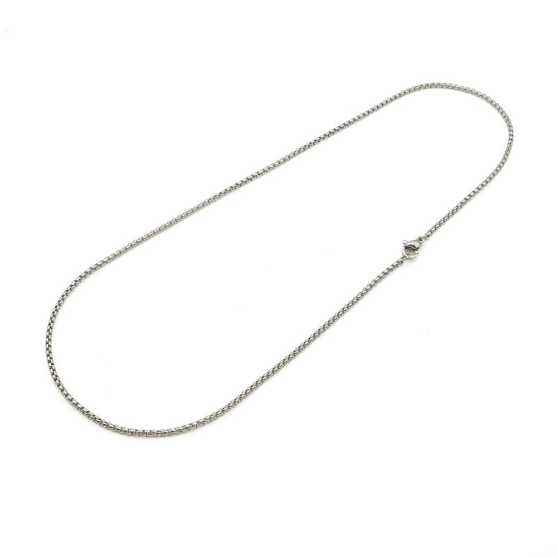 Platinfarbene Venezianerkette aus 304 Edelstahl, in einer ovalen Schlaufe flach auf weißem Grund liegend. Die Glieder liegen dicht aneinander, rechts unten hängt der geschlossene Karabinerverschluss.