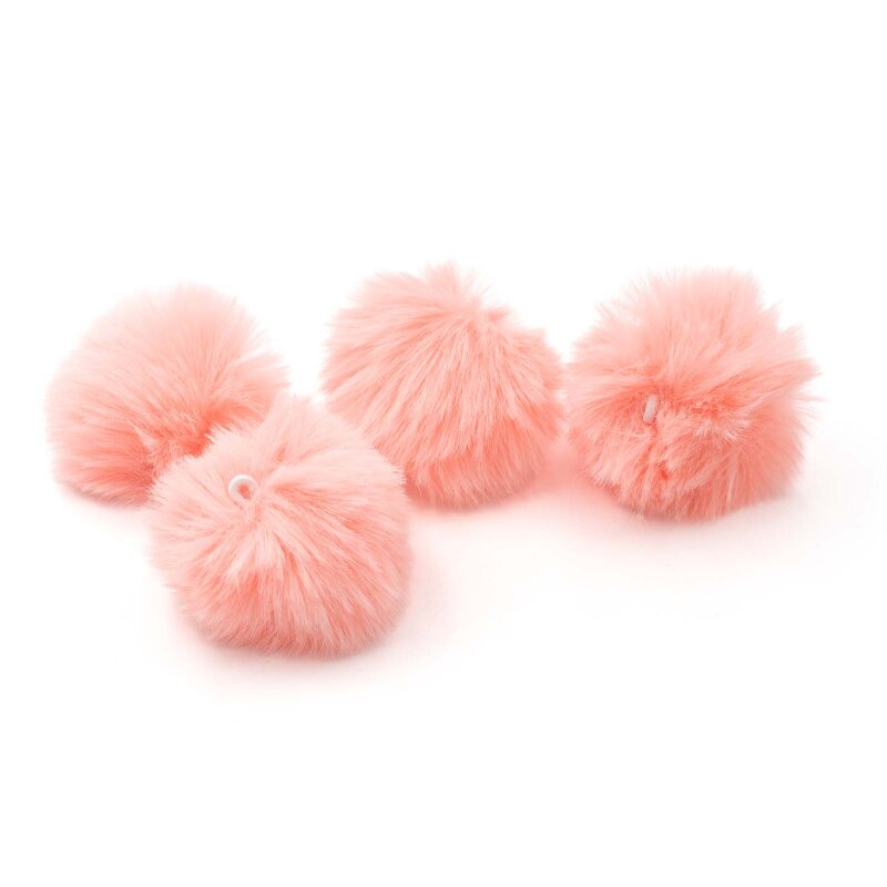 Vier rosa Bommeln aus Kunstfell aus Polyester auf weißem Hintergrund, schräg von oben fotografiert. Bei zwei Kugeln ist die weiße Elastikschlaufe zwischen den Haaren sichtbar, der Flor steht rundum dicht und gleichmäßig ab.