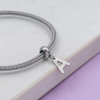 Graues geflochtenes Armband auf einer weißen...