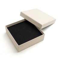 Geöffnete Geschenkbox in Beige auf rosa Untergrund,...