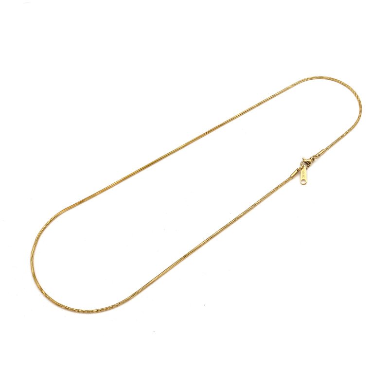 Goldfarbene Schlangenkette, oval ausgelegt auf weißem Untergrund. Rechts liegen der Karabinerverschluss und das schmale ovale Endplättchen, die Kette zeigt ihre gleichmäßig runde und geschlossene Oberfläche.