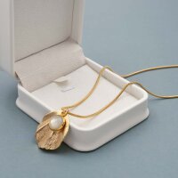Ausschnitt der goldfarbenen Schlangenkette, die in weitem...