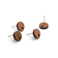 Vier Ohrstecker-Rohlinge aus Walnussholz auf weißem...