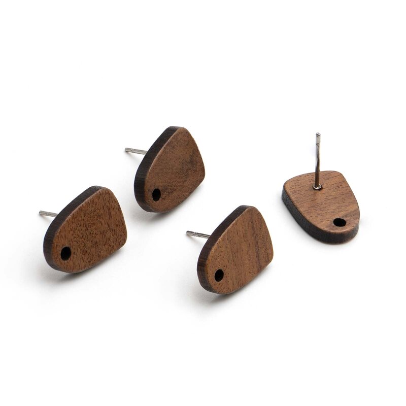 Vier Ohrstecker-Rohlinge aus Walnussholz auf weißem Grund, drei liegen mit der Maserung nach oben, einer steht schräg und zeigt den Edelstahlstift auf der Rückseite sowie das Fädelloch am schmalen Ende.