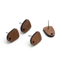 Vier Ohrstecker-Rohlinge aus Walnussholz auf weißem...